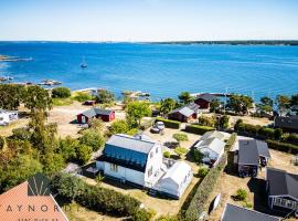 Nice house with a panoramic view of the sea on beautiful Hasslo outside Karlskrona, cabaña en Karlskrona