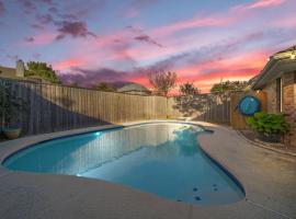 5BD-3BA Bright & Cheerful Backyard Pool Retreat, hotel v destinaci Richardson