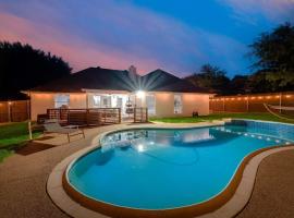 Boho Chic Home w Backyard Paradise - Pool + Grill, hotel in North Richland Hills