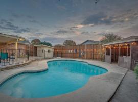 Best of Carrollton - Pool Luxury Patio and More, hotel in Carrollton