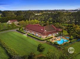 Sommerville Majestic Farm Retreat 5bd 3Bth Pool Gas Heated Spa and Fire, hotel v destinaci Somerville
