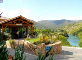 Camping Cascade Aveyron โรงแรมในSaint-Rome-de-Tarn