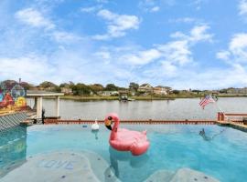 Waterfront Dream InfinityHeatdPool and SPA BY NASA, hotel in Seabrook