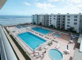 Amazing views of the ocean and pool from this top floor beach retreat!
