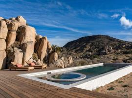 Horse Around- Pioneertown Pool Cabin w Boulders, holiday home in Pioneertown