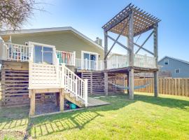 Coastal Home with Deck, Outdoor Shower Walk to Beach, hotel in Kill Devil Hills