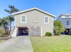 Coastal Home with Deck, Outdoor Shower Walk to Beach, hotel cu spa din Kill Devil Hills