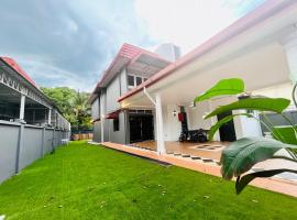 Botanical Retro-Cottage by StayCo - Riverview Pool, hotel in George Town