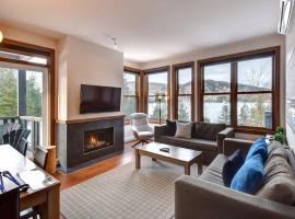 Waterfront condo with magnificent view, feriehus i Lac-Superieur