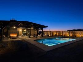 Escondite: Modern Desert Hideout w Pool + Spa, feriebolig i Landers