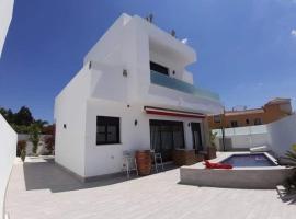 로스 몬테시노스에 위치한 호텔 Modern 3 Bedroom Villa with Private Pool MO35