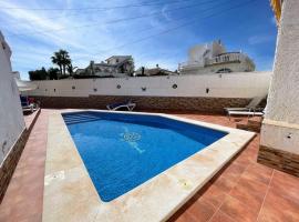 Traditional Villa with Private Pool SM591, hotel en San Miguel de Salinas