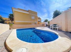 Pleasant 4 Bedroom Townhouse with Com Pool VM7, hotel din Orihuela