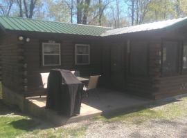 Two Creeks Camp, holiday home in Athens