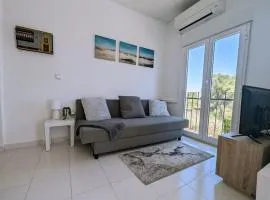 Quaint First Floor Apartment with Comm Pool SM6