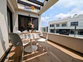 Penthouse with Com Pool Villamartin Golf VM36, apartamento en San Miguel de Salinas