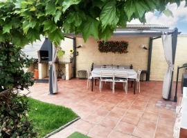 3 bedrooms house with private pool enclosed garden and wifi at Chatun, cottage in Chatún