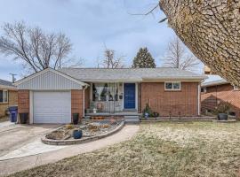 Ranch-Style Home Retreat Walk to Light Rail, cottage in Denver