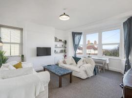 Bright Apartment w Parking & Distant Sea Views, hotel en Minehead