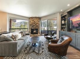 Stylish 2BD Condo - Walk to Palisades!, vacation home in Olympic Valley