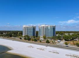 Charming Condo on the Beach/Legacy T2-1102: Gulfport şehrinde bir apart otel