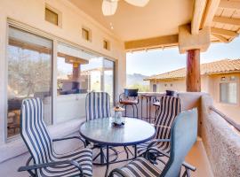 Oro Valley Condo with Community Pool Near Hiking!, hotel com estacionamento em Oro Valley