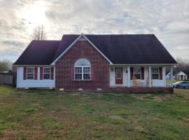 Large backyard with fence! 6 miles from the Cookeville Boat Dock of Center Hill Lake!: Silver Point şehrinde bir kulübe