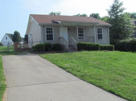 Beautiful cul-de-sac home!!! with a FENCED IN YARD!, hotel blizu znamenitosti muzej Fort Defiance Civil War Park & Interpretive Center, Clarksville