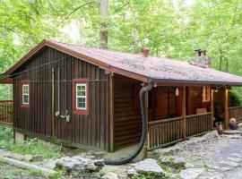 Secluded Cabin Living in this 3 Bedroom 1 Bath Cabin, feriebolig i Smithville