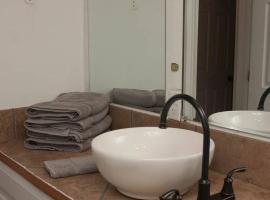 Less than 1 mile from Fort Sill 2 Bedrooms!!!!, hôtel à Lawton