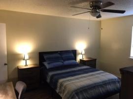 Simple 1-bedroom unit upstairs close to Fort Sill!, hotel with parking in Lawton