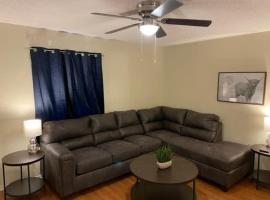 Cute 1 bedroom upstairs apartment next to Fort Sill, hotel en Lawton