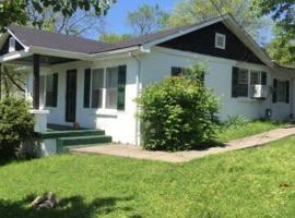 Quaint 3 Bedroom 1.5 Bath House to Yourself!!!, hotel in Goodlettsville