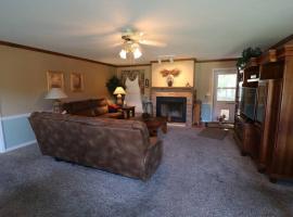 3 bed 2 and a half bath sleeps 10 max with fenced in backyard, hotell i Hendersonville