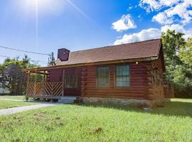 Genuine log cabin minutes away from Chattanooga's top attractions, vacation home in Chattanooga