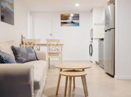 Moffat Beach Coastal Contemporary Unit B: Caloundra şehrinde bir evcil hayvan dostu otel