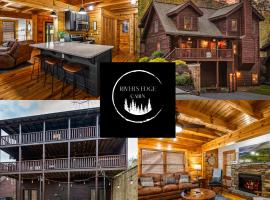 Updated, 6 Bedroom Family Cabin with Creek Views!!, хотел с паркинг в Сивиървил