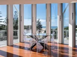 Amazing Currimundi Lakefront Ocean Penthouse