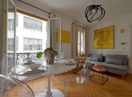 Large Luxury flat next to Champs Elysée, hotel de luxo em Paris