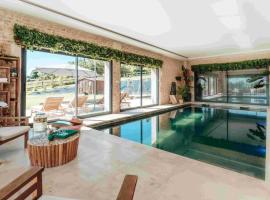 Superbe Villa avec piscine intérieure chauffée, hotel med parkering i Bonneville-sur-Touques