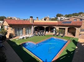 Casa 10 personas con piscina, hotel di Calafell