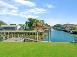Canal Front Home! Walk to Beach, Porch, Fishing, hotell i nærheten av Butler Beach State Park i St. Augustine