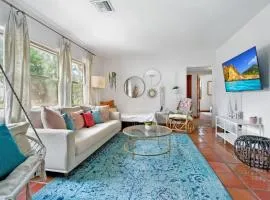 Pink House Prime Location Walk to Downtown Dogs OK