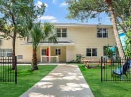 1 Block From St Aug Beach, Tropical Apt w Patio, apartment in St. Augustine