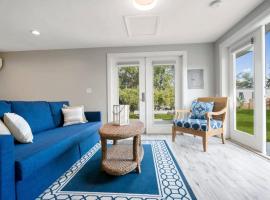 Coral Cottage, Stylish Studio Suite on Canal, Walkable to Beach, Private Parking, hotell i nærheten av Butler Beach State Park i St. Augustine