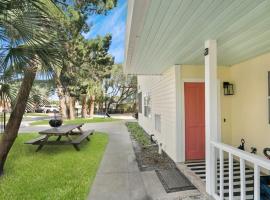 1 Block From St Aug Beach and A Street, Apt with Patio and Parking, apartament din St. Augustine