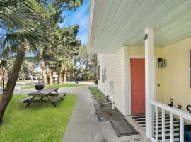 1 Block From St Aug Beach and A Street, Apt with Patio and Parking, apartment in St. Augustine