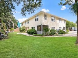 1 Block From St Aug Beach and A Street, Boho Apt with Tropical Vibes, Patio, 3 Parking Spots, apartment in St. Augustine