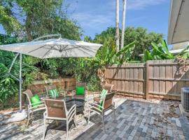 Sapphire Skies! Sweet Beach Condo Steps from the Sand and Surf, alojamiento en la playa en St. Augustine