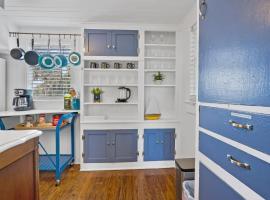 Marvelous Mermaid Bungalow, Dog-Friendly Upstairs Apt in Prime Vilano Beach, hotel em Saint Augustine